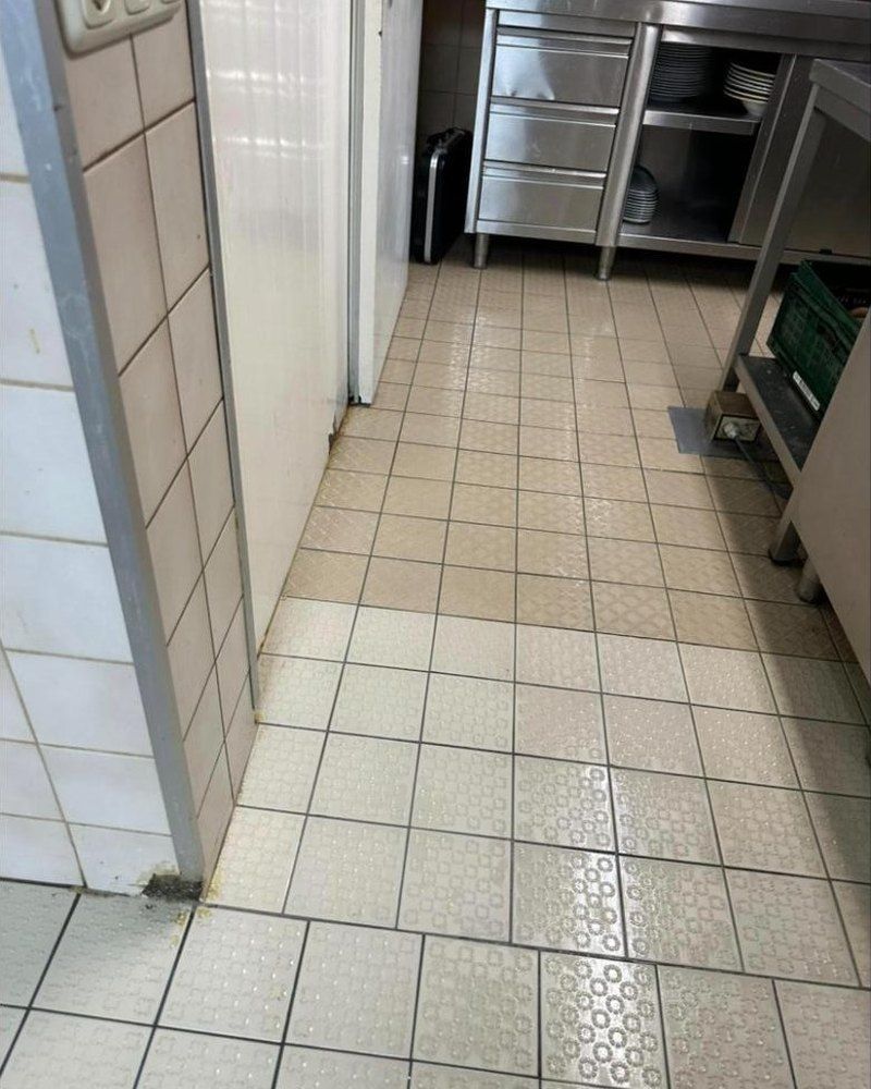 Durchgang einer Gastroküche nach der Reinigung