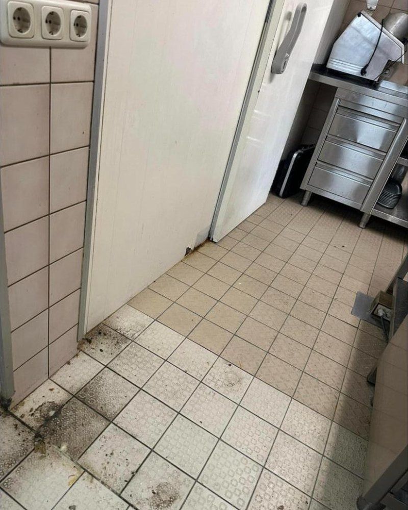 Durchgang einer Gastroküche mit starken Verschmutzungen