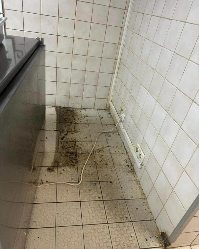Küchenecke mit starkem Schmutzbefall