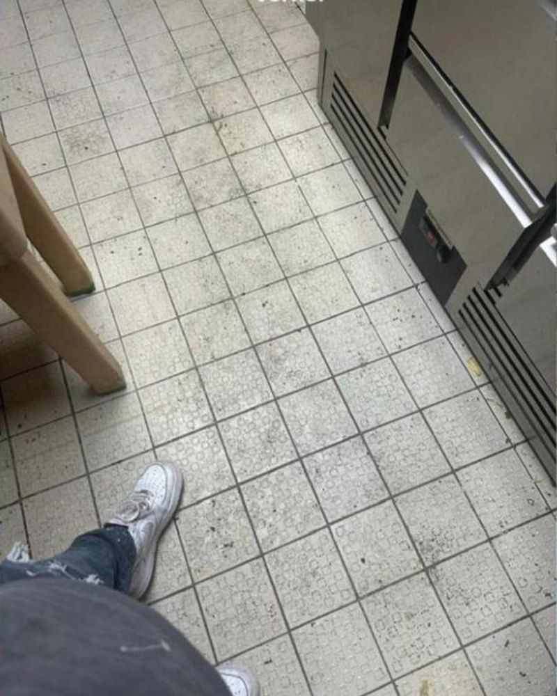 Küchenboden vor der maschinellen Reinigung