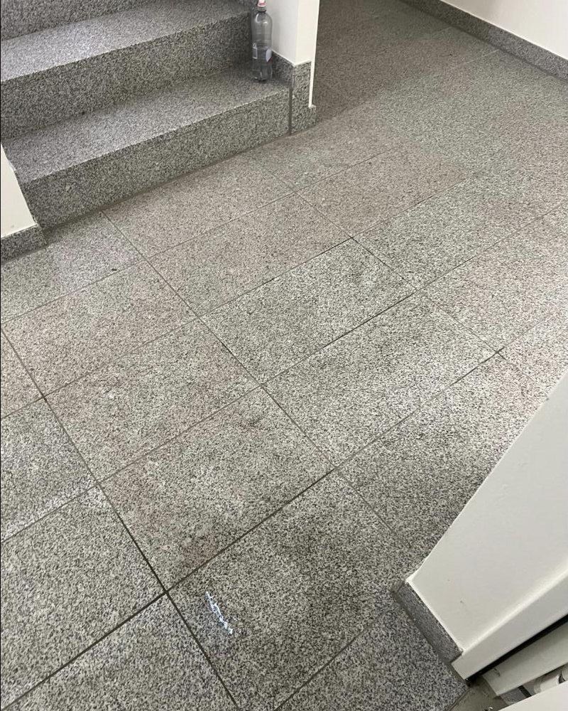 Mattes Granit-Treppenhaus vor der Reinigung